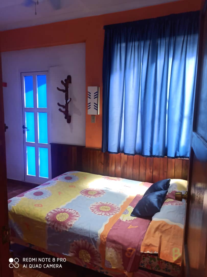Apartamento independiente de dos habitaciones en el Vedado,  todo climatizado.
