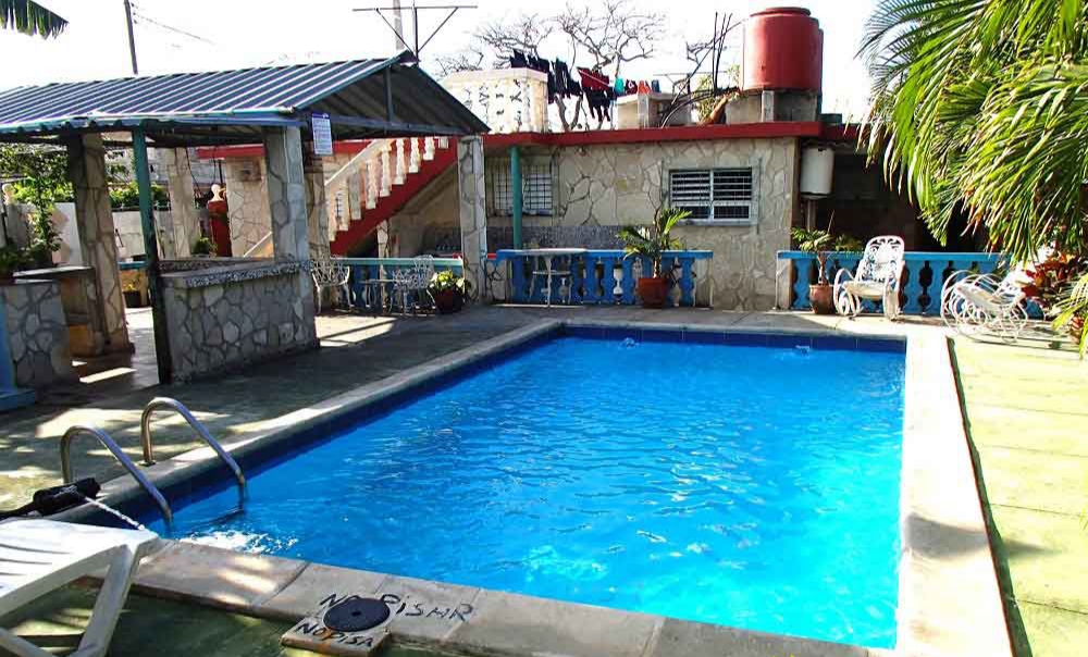 Casa de 4 habitaciones con piscina en Guanabo