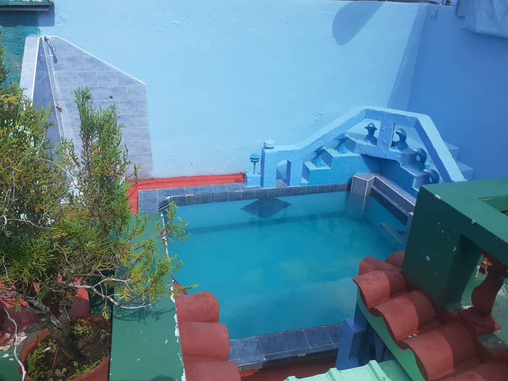 Casa de 3 o 4 habitaciones en Guanabo con piscina y mesa de billar.