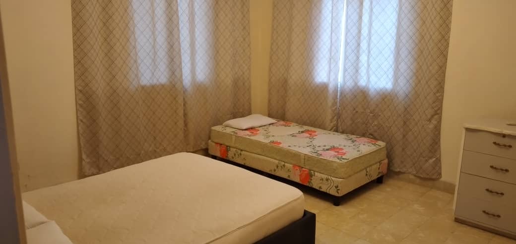 Apartamento independiente de tres habitaciones en el Vedado por Calzada