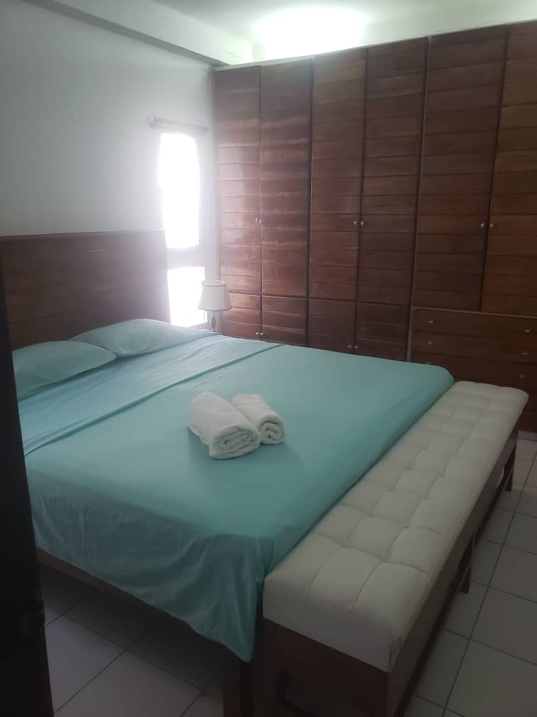 Apartamento independiente de una habitación en un 3er piso en el Vedado.