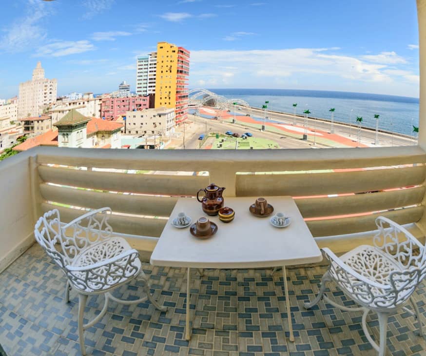 Apartamento independiente en el Vedado, frente al malecón