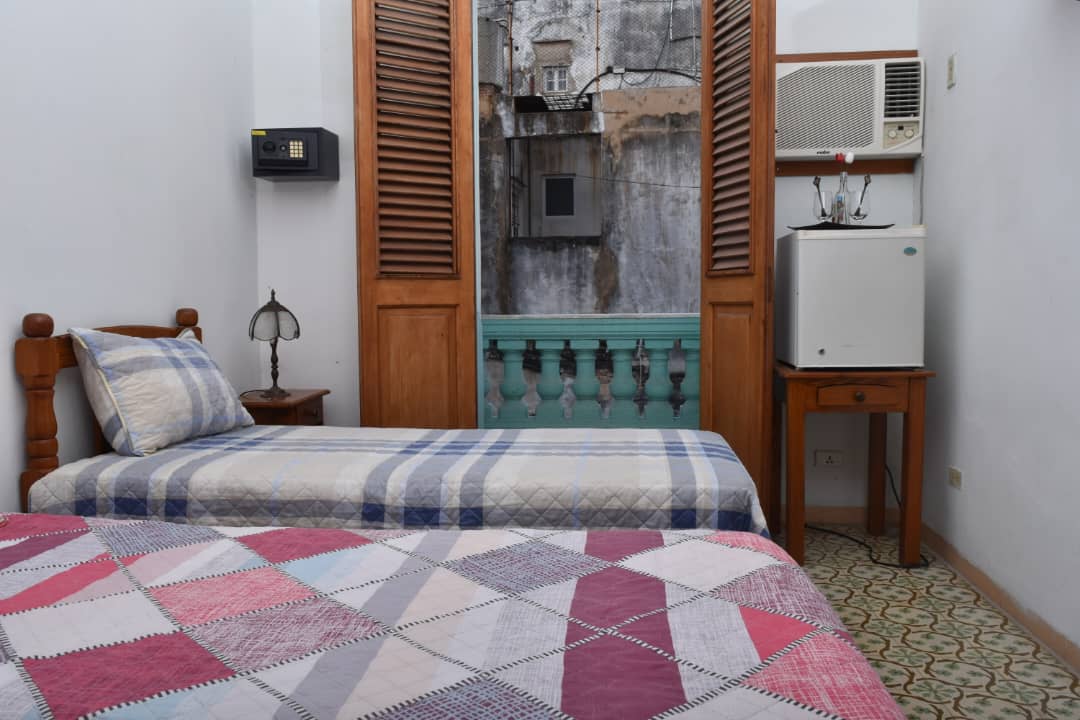 Apartamento de tres habitaciones climatizadas en  La Habana Vieja.