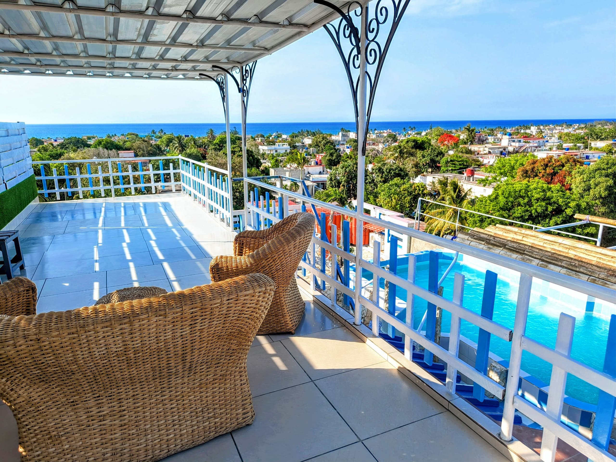 Casa de 5 habitaciones con piscina en Guanabo a 600 metros de la playa