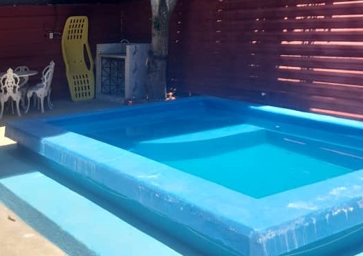 Casa de dos habitaciones con piscina en Guanabo.