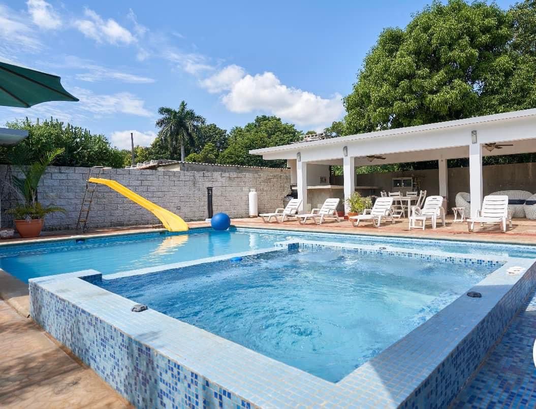Casa de dos habitaciones en Boca Ciega con canal en la piscina