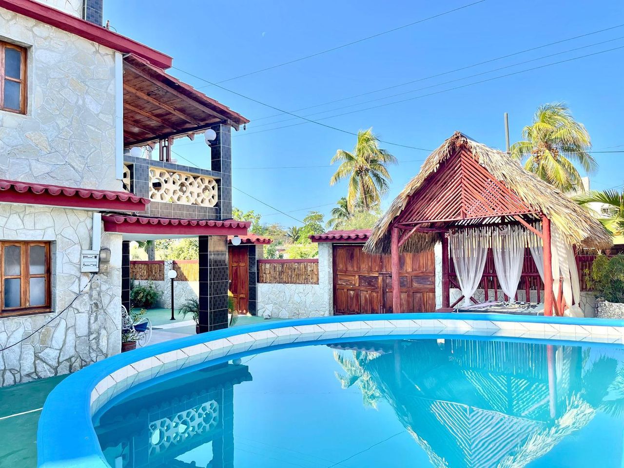 Casa de 4 habitaciones climatizadas con piscina en Guanabo