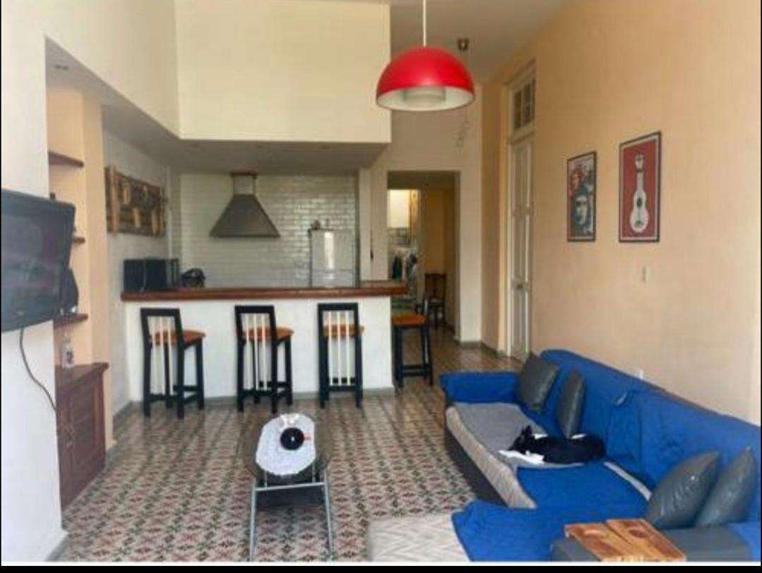 Apartamento de tres habitaciones en el Vedado cerca de Línea y G