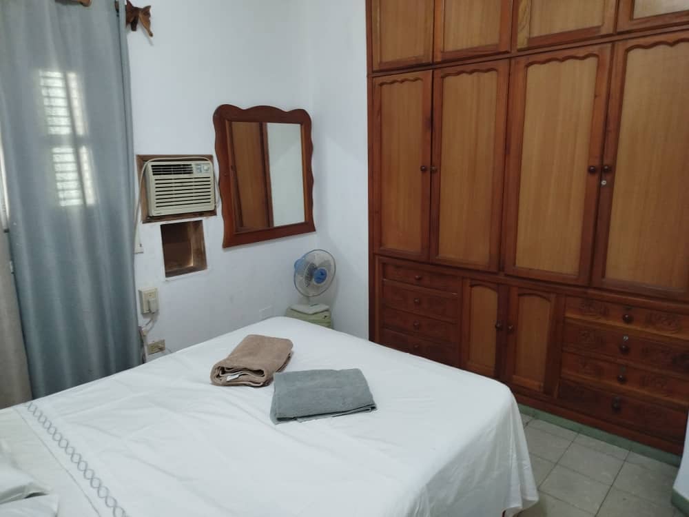 Apartamento privado de dos habitaciones en el Vedado por la calle Infanta