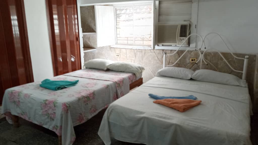 Casa de dos habitaciones a una cuadra de la playa de Guanabo