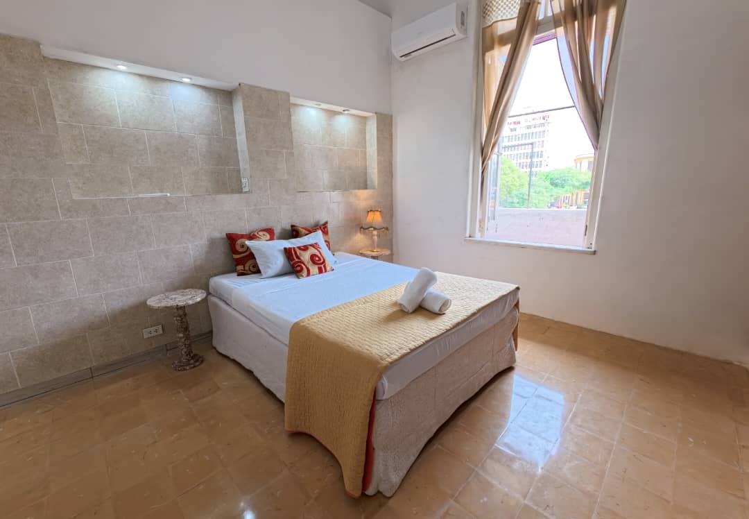 Apartamento de 2 habitaciones en la Habana Vieja al lado de la Embajada de España