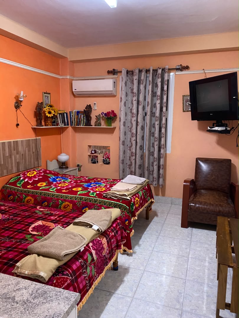 Apartamento independiente de dos habitaciones en el Vedado cerca del Hotel Colina