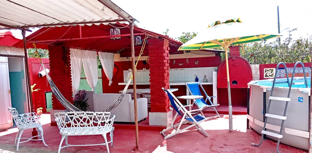 Casa de dos habitaciones en Guanabo con piscina de lona y tubos