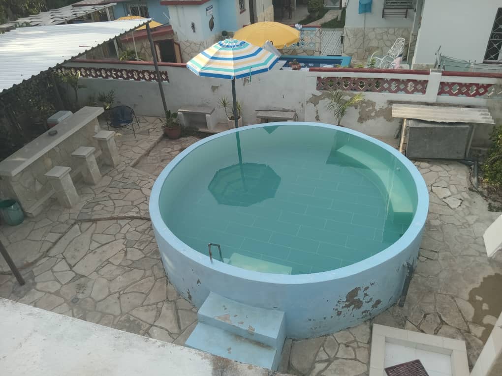 Casa de dos habitaciones con piscina a 400 metros de la playa de Guanabo