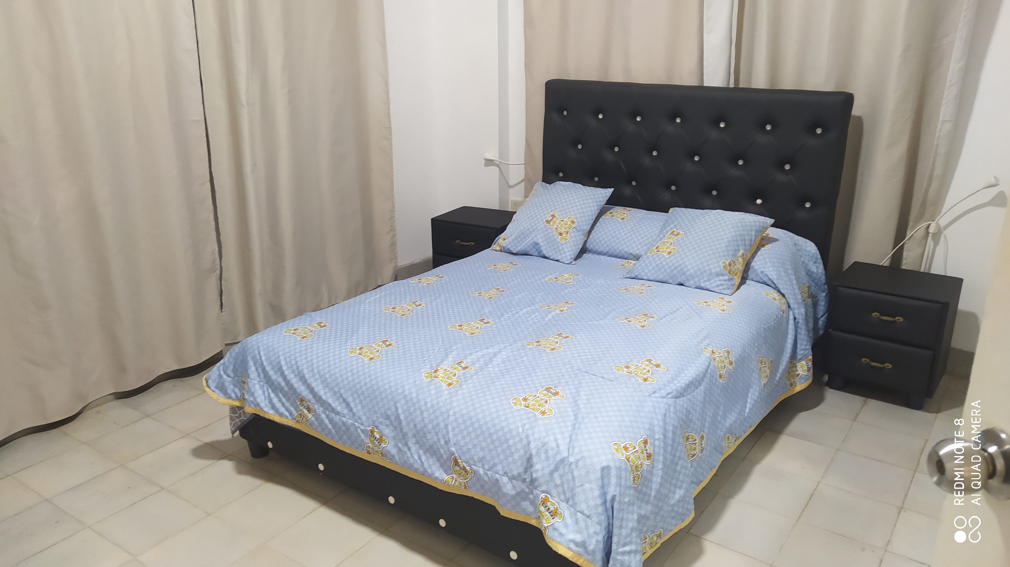 Apartamento de dos habitaciones en el Vedado en planta baja